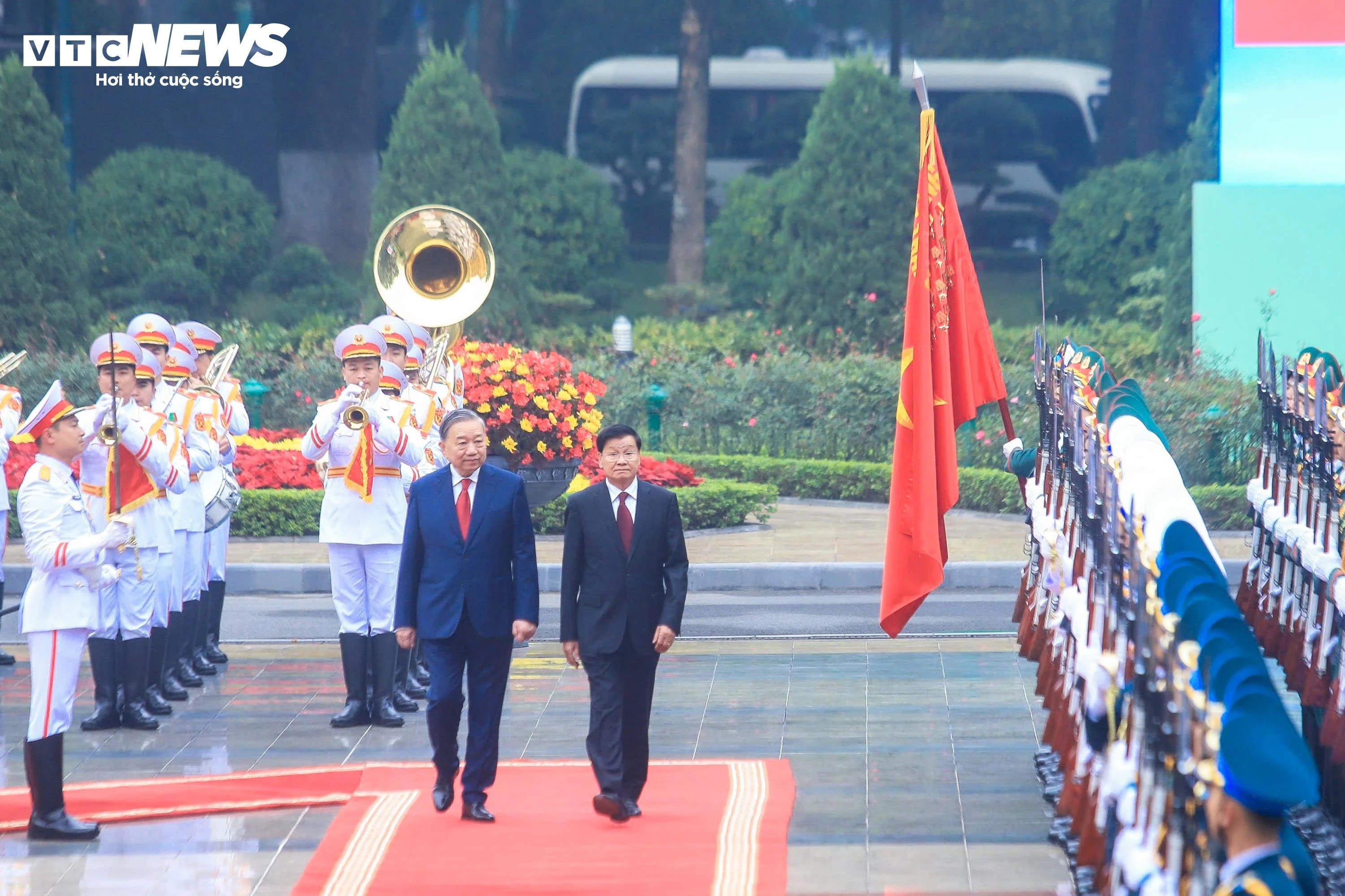 21 loạt đại bác chào mừng Tổng Bí thư, Chủ tịch nước Lào Thongloun Sisoulith